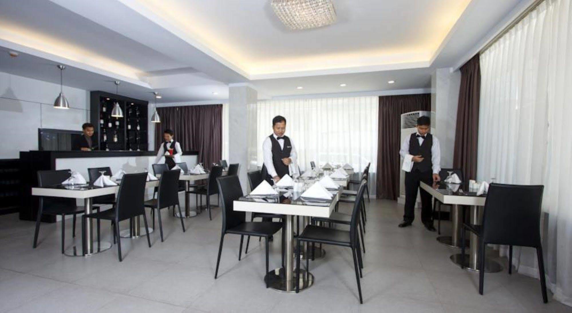 Hotel Esta Янгон Екстериор снимка