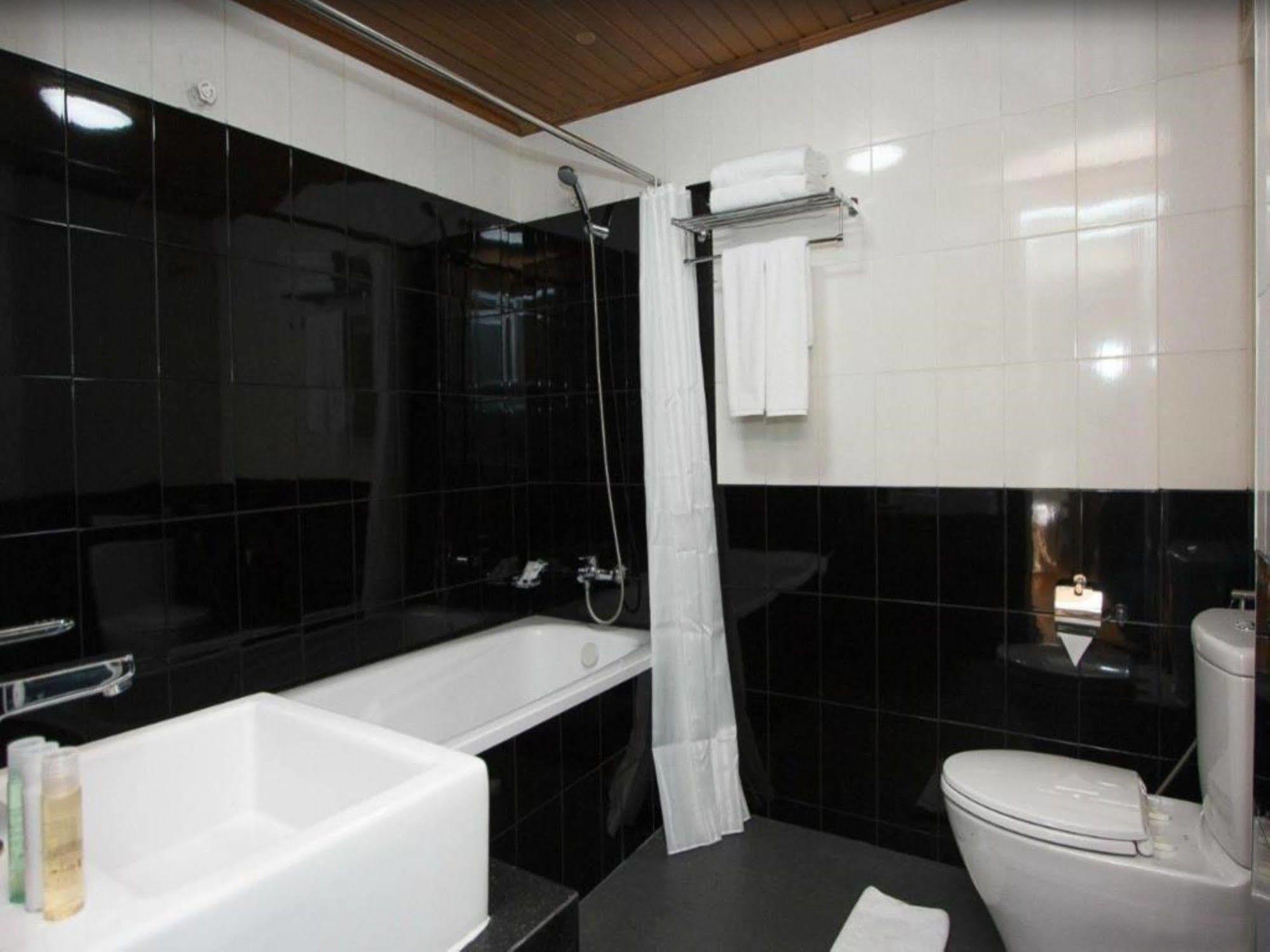Hotel Esta Янгон Екстериор снимка