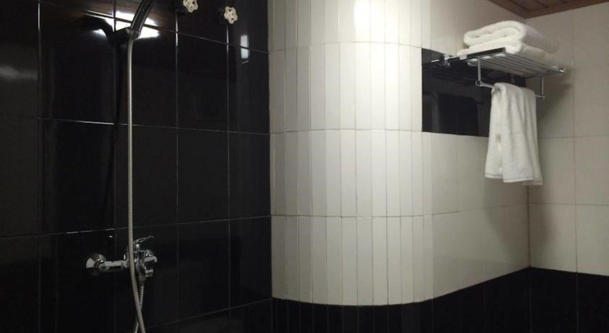 Hotel Esta Янгон Екстериор снимка